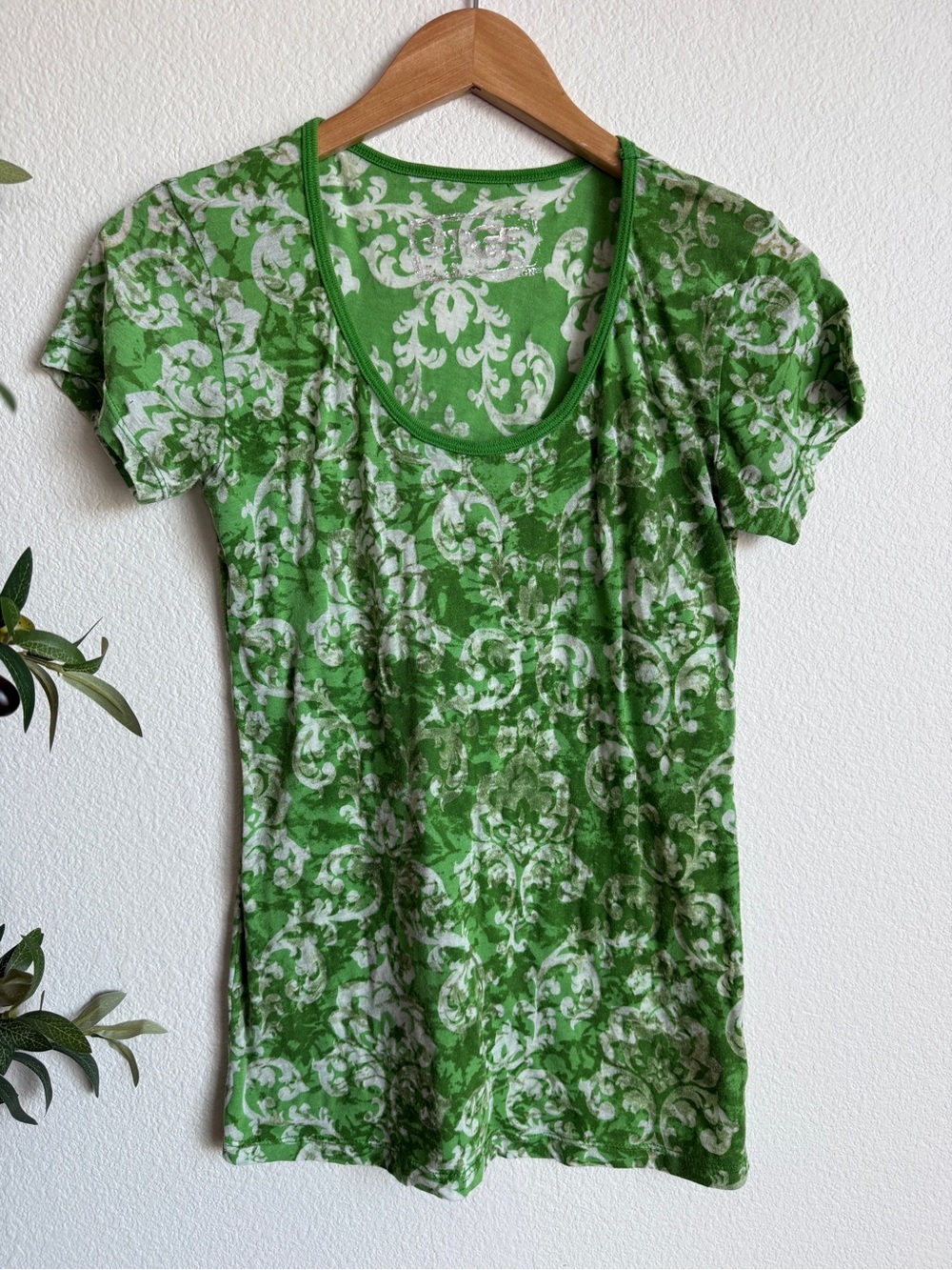 Erge Designs Green White Damask Y2K 2000s Era Scoop Neck Tee Women’s Size Medium